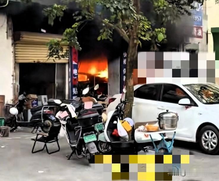 海口洗车店突发大火！
小米汽车刚停稳就自燃，店铺烧精光谁来赔？
 
这事儿真的太