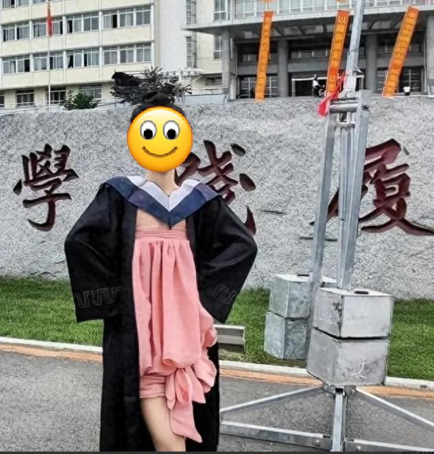 “这真的好看吗？”女大学生穿低领裙拍毕业照。

各大社交平台铺天盖地流传一组校园