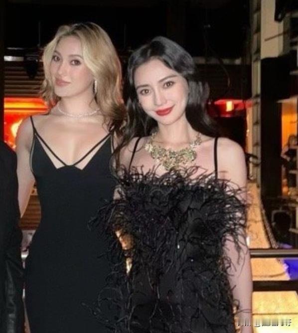 还有人记得1年前，baby和体坛顶流谷爱凌同台的画面么？那个时候的她风光无限，可