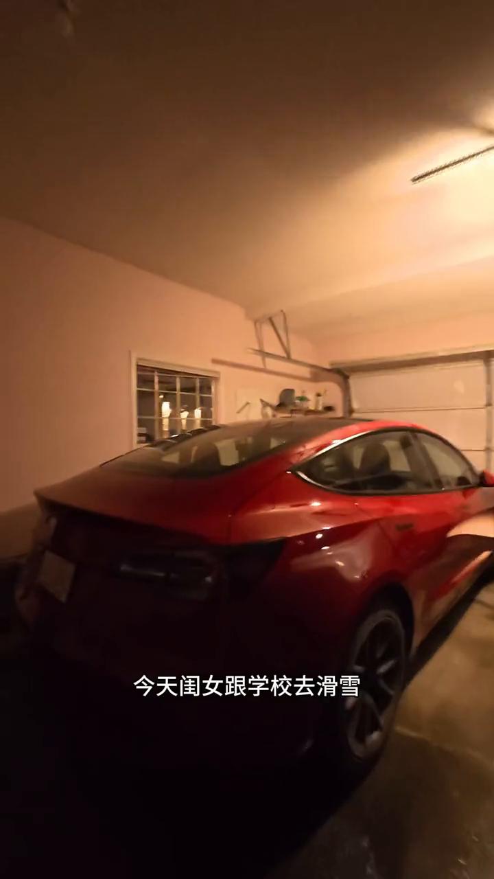 轻轻漫步加拿大，分享有烟火气的海外生活。今天闺女跟学校去滑雪，要我七点之前把她送