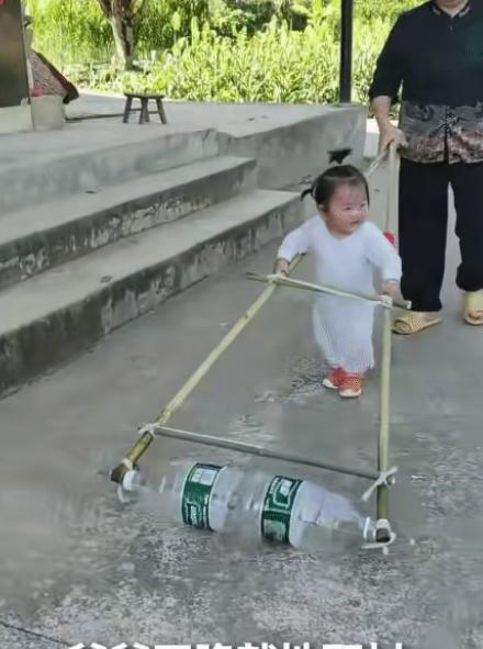 近日，贵州遵义一幕温馨场景引发广泛关注。老百姓的智慧真是会人佩服，奶奶弯腰扶着宝