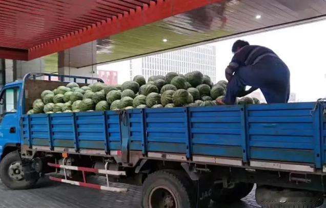 谁来保障货车司机的权益？33吨西瓜，3天3夜，从新疆运到太原，约定好的运费是15