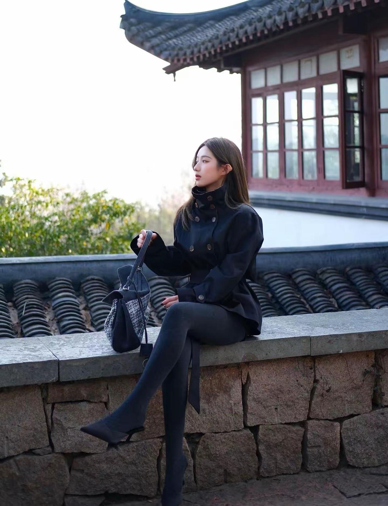 秋日穿搭风格系列/秋日漫步，黑衣少女，精致的穿搭，静看古风建筑，享受生活红衣气质