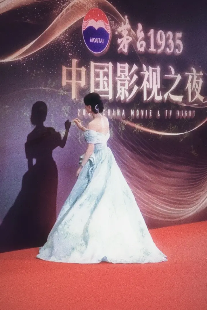 竟然有人能完美到连影子都是迪士尼公主的样子