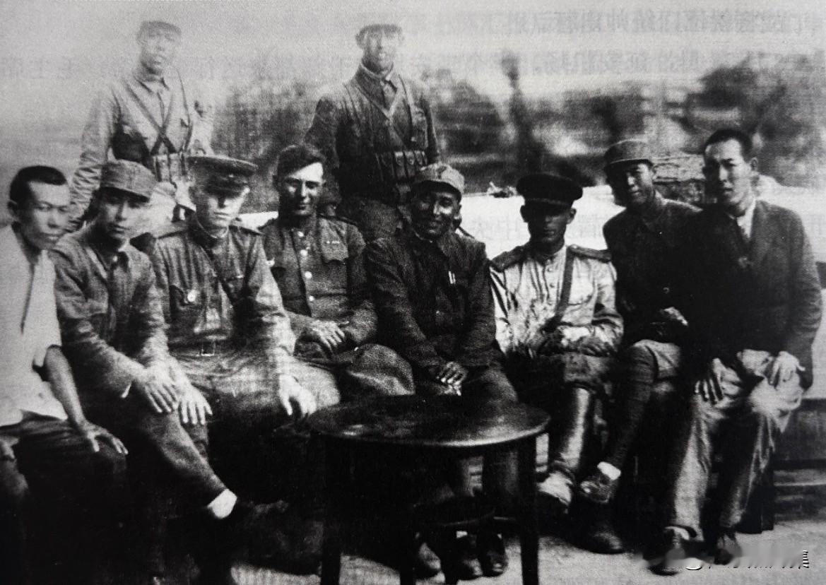 1945年9月初，邹大鹏、吕其恩率“山东八路军海上挺进东北先遣支队”跨海登陆庄河
