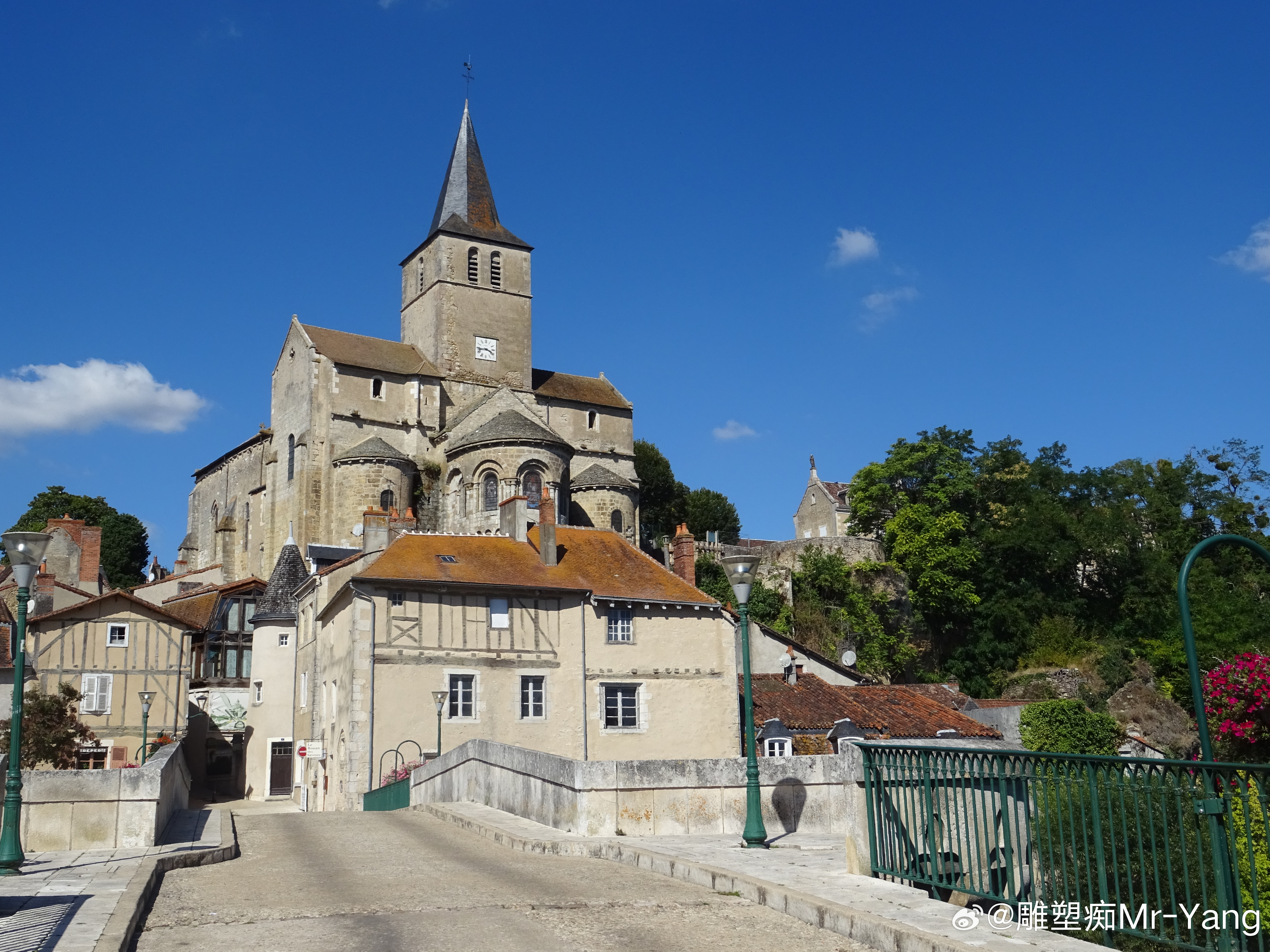 # 罗马式时期艺术  ROMANESQUE # 加尔唐普河畔的蒙特莫里隆圣母教堂