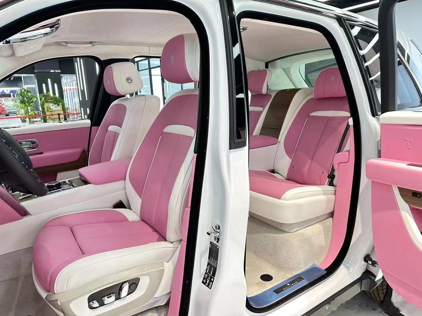 25年库里南3000公里，白外/白/芍药粉内， 选配：四座流星顶， 前后排座椅通