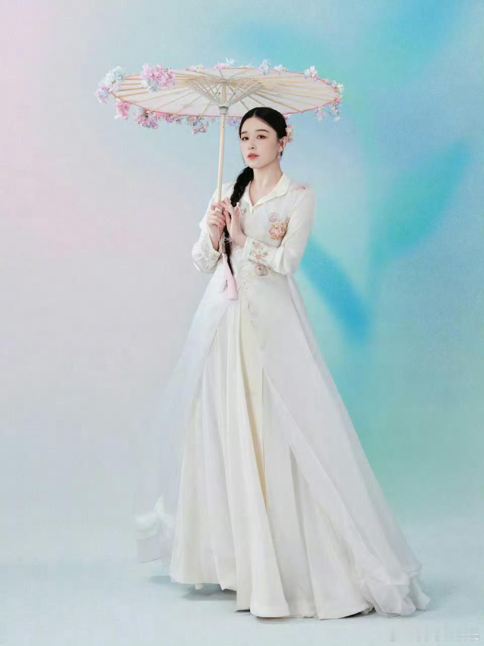 阚清子一公舞台 舞台上的她闪闪发光！回眸那一下甜度超标，笑容里藏着无限魅力，这表