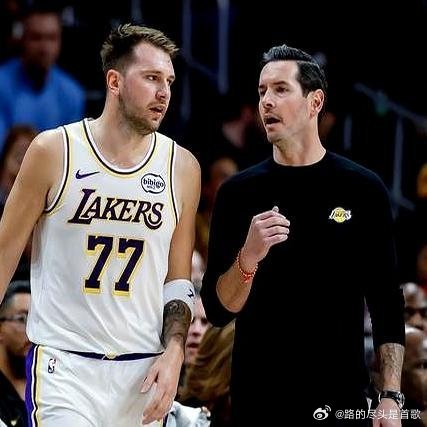 《湖人负于太阳赛后！点名输球罪臣，仅1人站着输，2人该为失利背锅》一场球，三分之