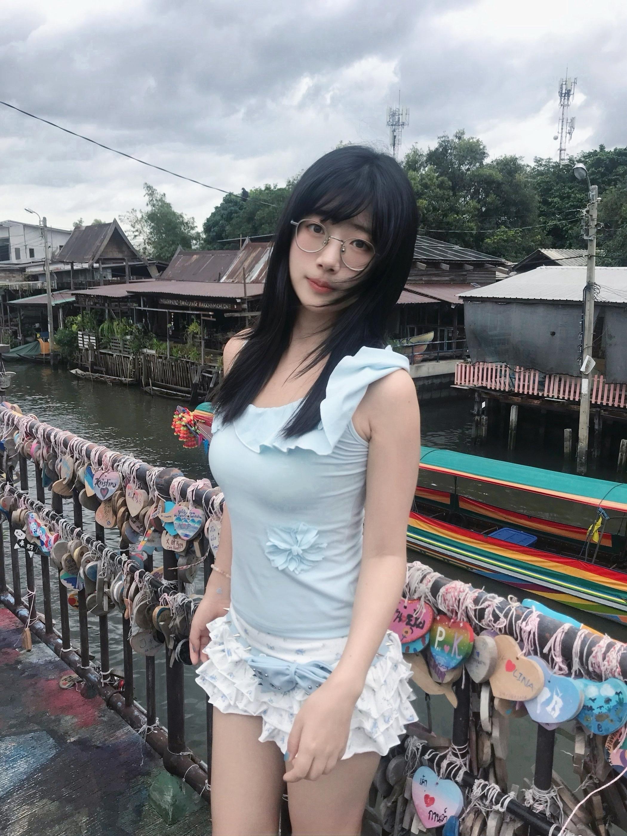 另外，你能来北京吗？ 我沉默了。 她以为我不想去。