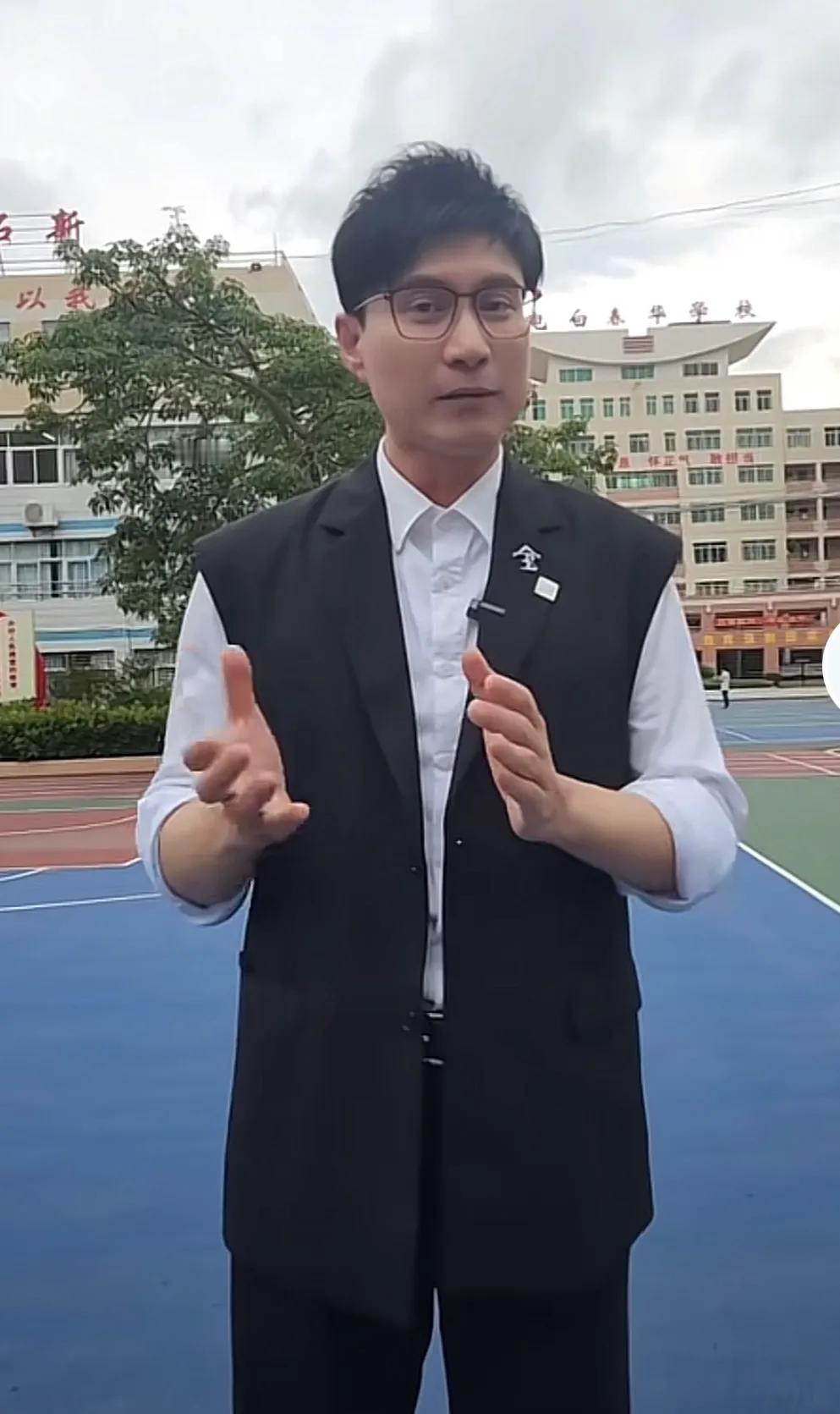 今天广东省高考放榜，广东电视台主持人任永全在抖音和粉丝分享女儿任懿的高考成绩。任