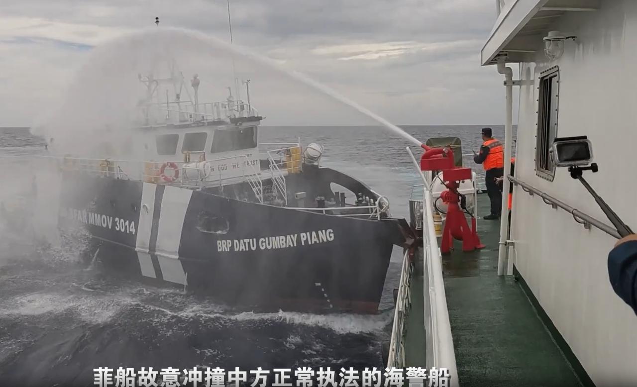 菲公务船故意冲撞中国海警船，中国海警水炮喷射，菲方人员举白旗，这次还有机会举白旗