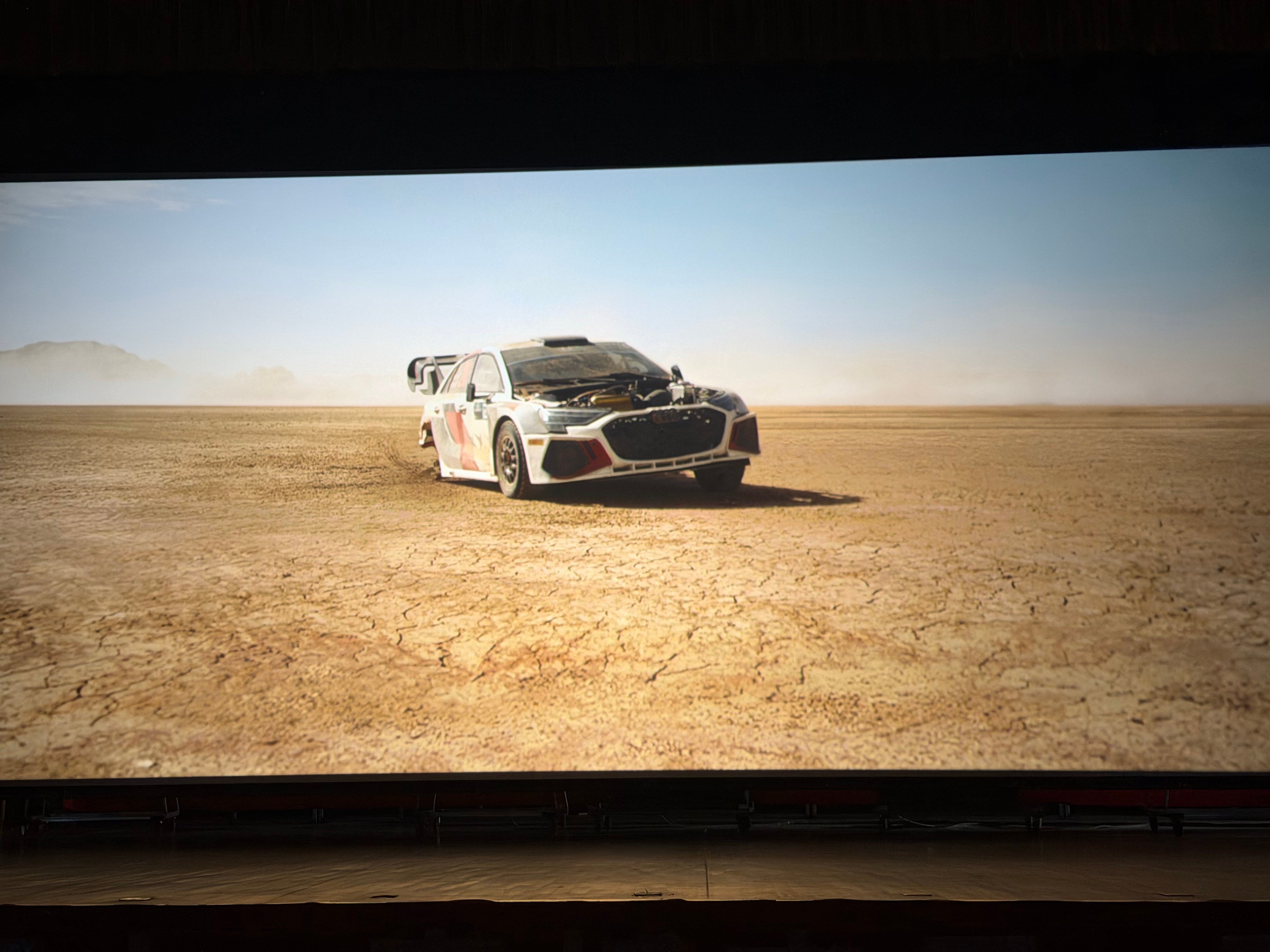 飞驰人生三制作周期很短，短到在电影院就可以看出来没大制作，比水平很高的自媒体强那