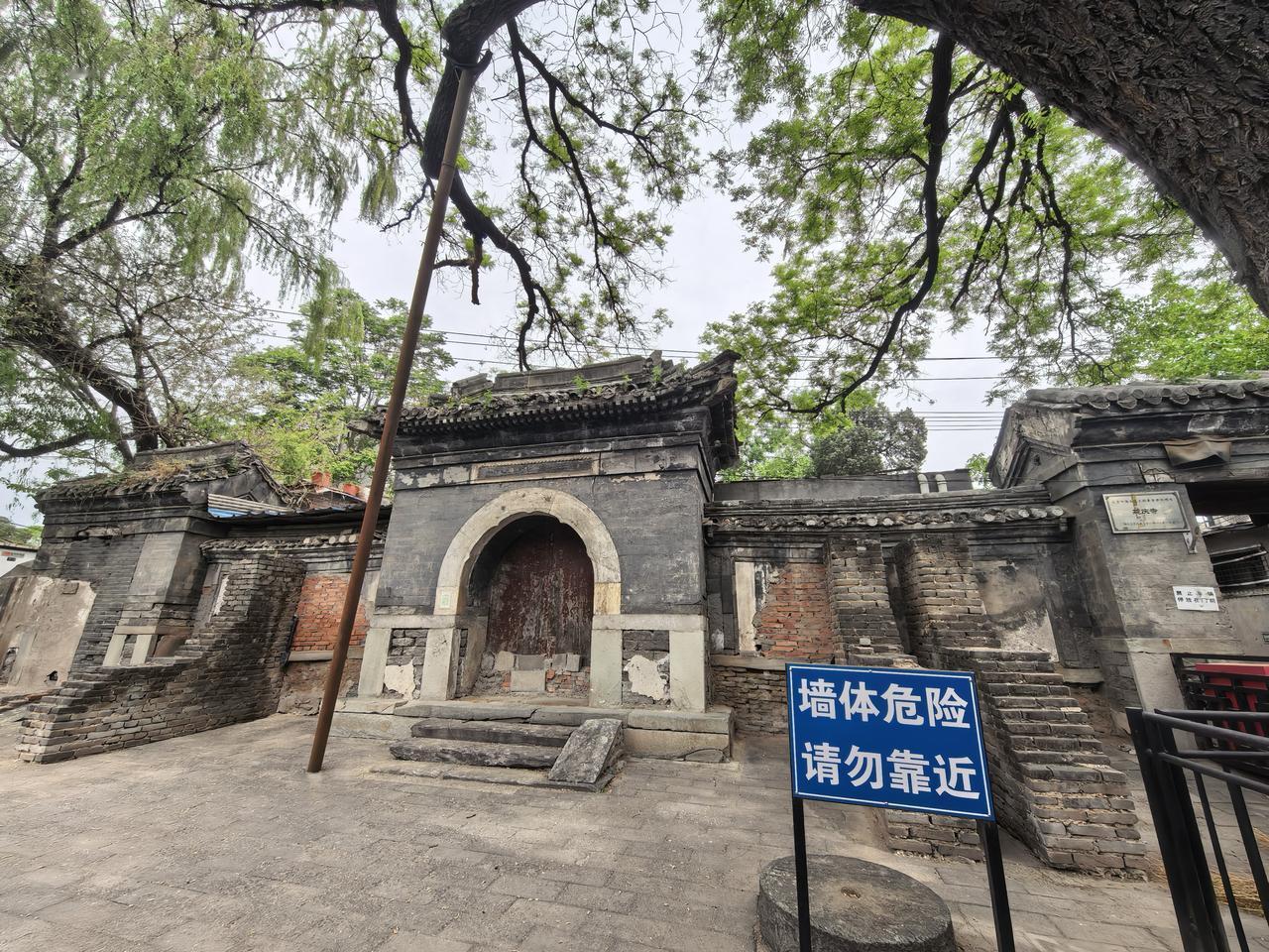 海淀区万寿寺旁的延庆寺，年久失修，不知还能不能扛得住下一场风雨。