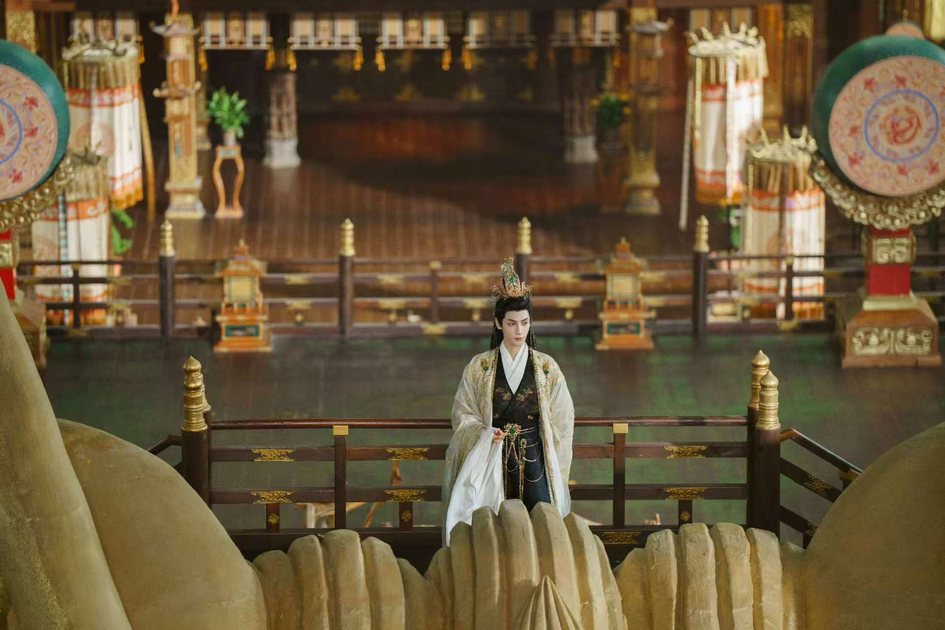 罗云熙出场是真主人级别 罗云熙出场就是主人级别，最新剧情里新身份揭秘万窍斋斋主，