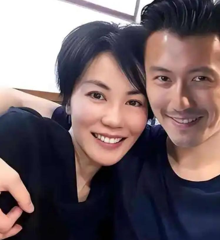谢霆锋之所以离不开王菲，原因其实很纯粹。除了王菲长得好看、性格顺从之外，最关键的