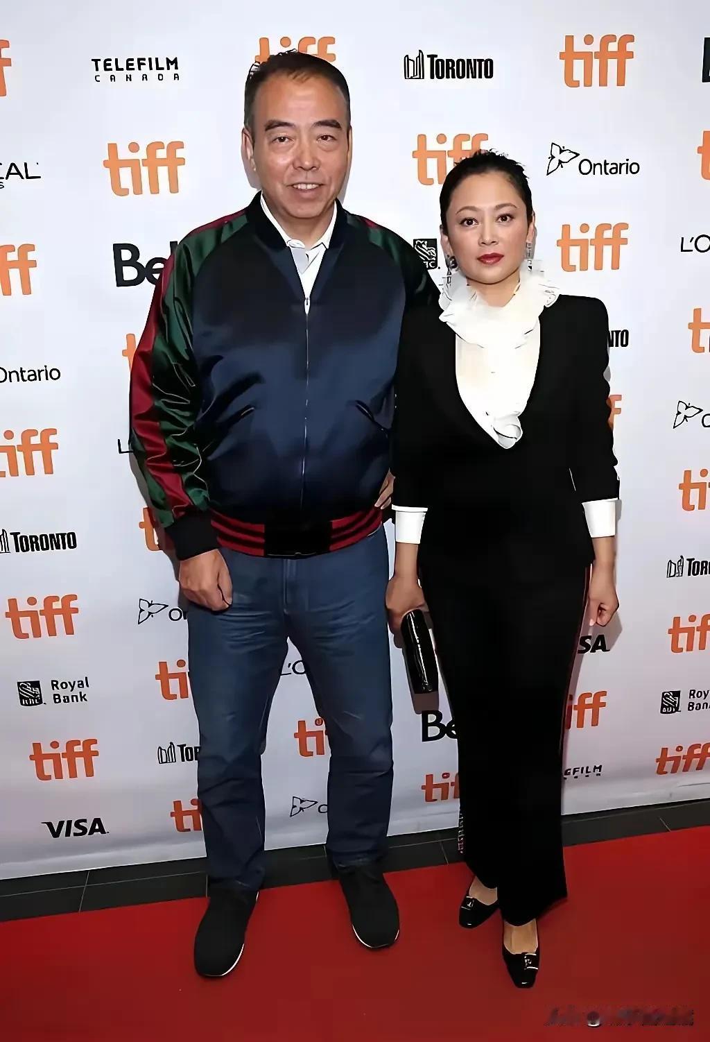 陈凯歌夫妻这张照片看起来有点喜感啊，第1次注意到他们夫妻俩的身高差竟然这么大。