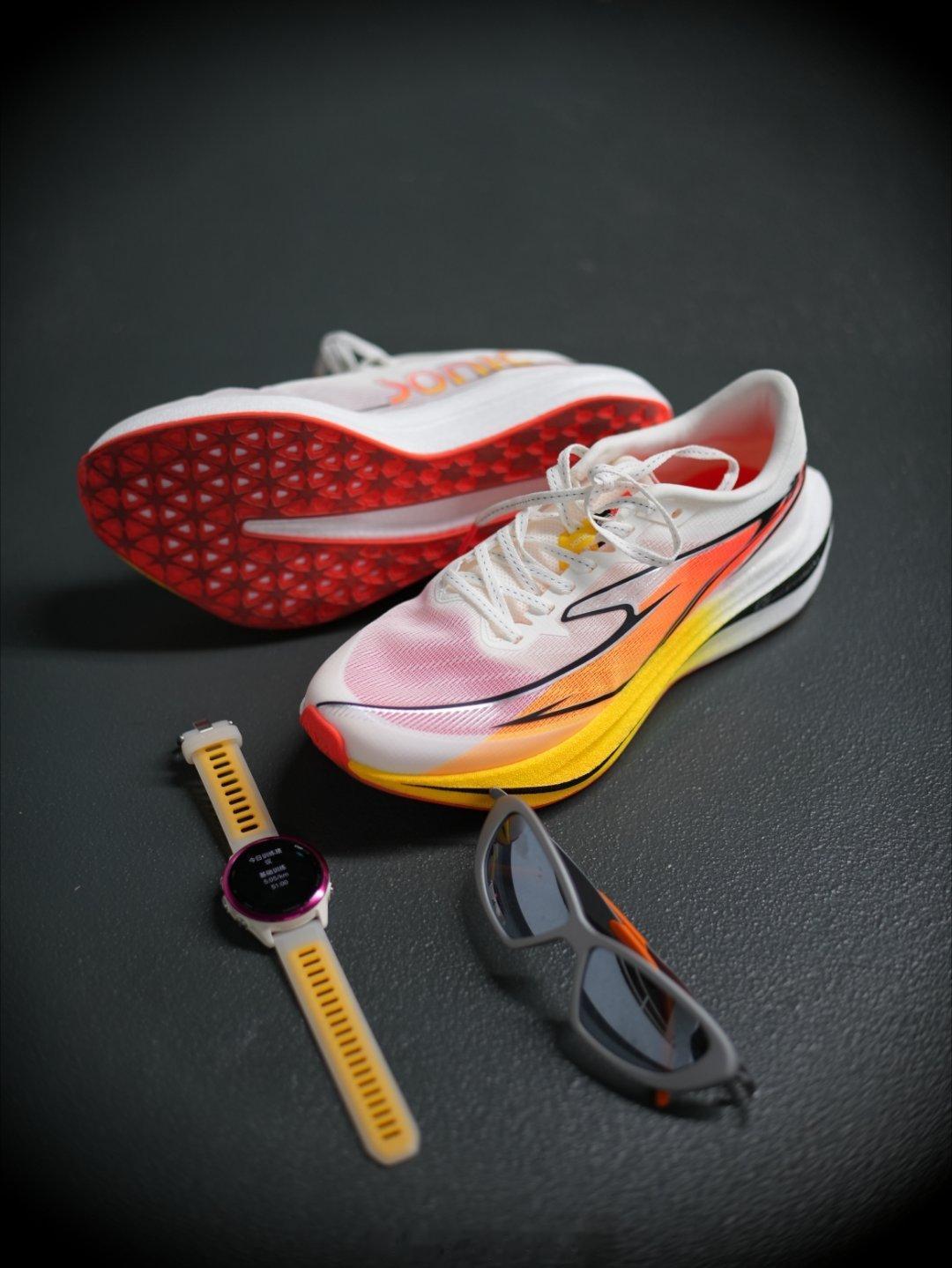 台湾青年被大陆跑鞋科技惊艳台湾街坊里随机提问路人对鸿星尔克新跑鞋的感受，几位台湾