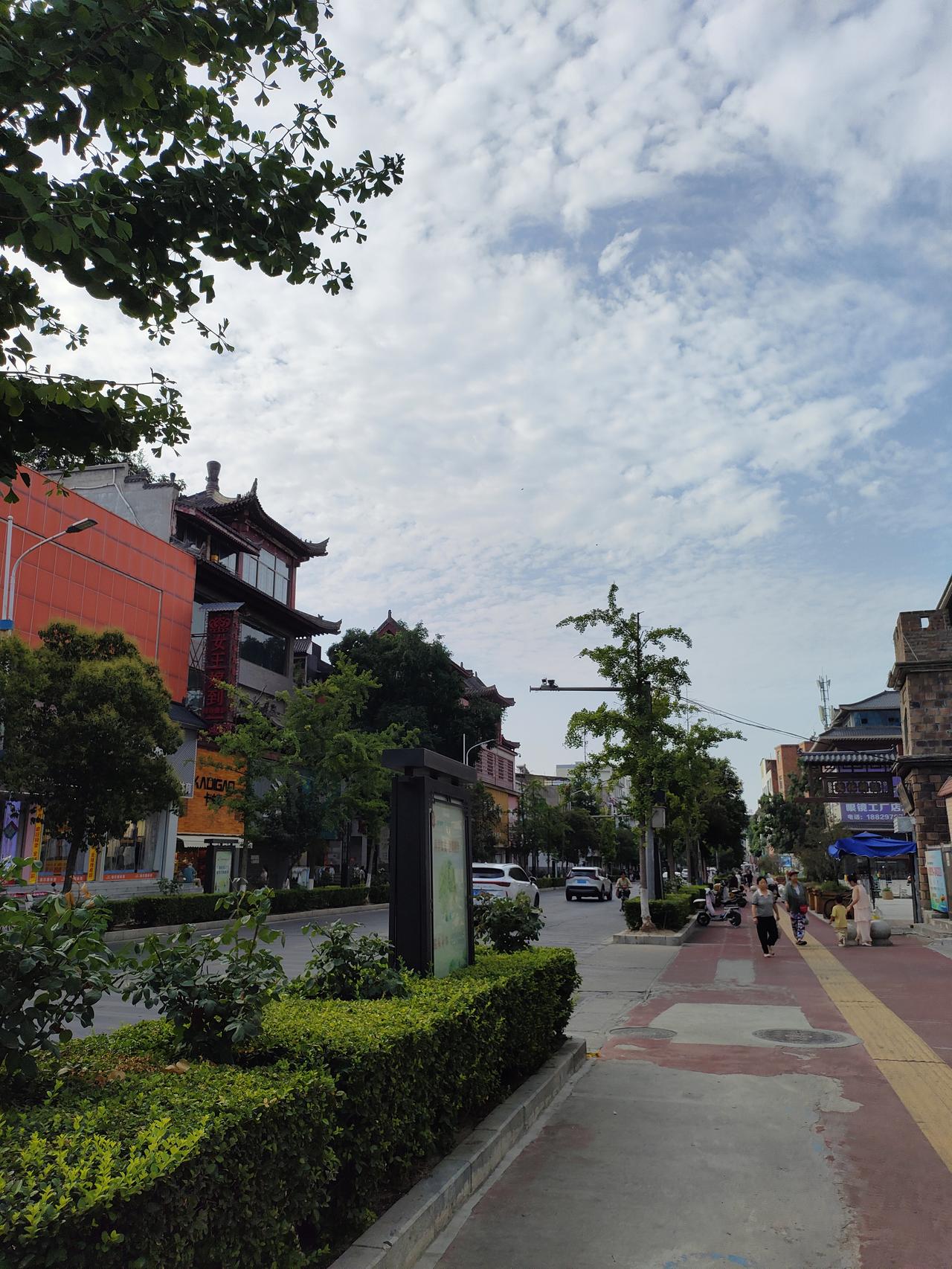分享随手拍的景色不必奔赴远方，家门口这条街道，蓝天白云，车来人往，就是踏实的人间