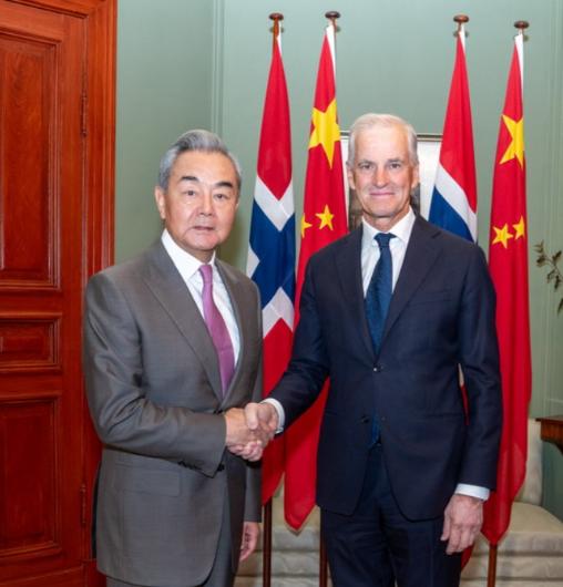 见完王毅后，
挪威对中国提出非分要求，还发出一个威胁。
 
挪威首相约纳斯·加尔