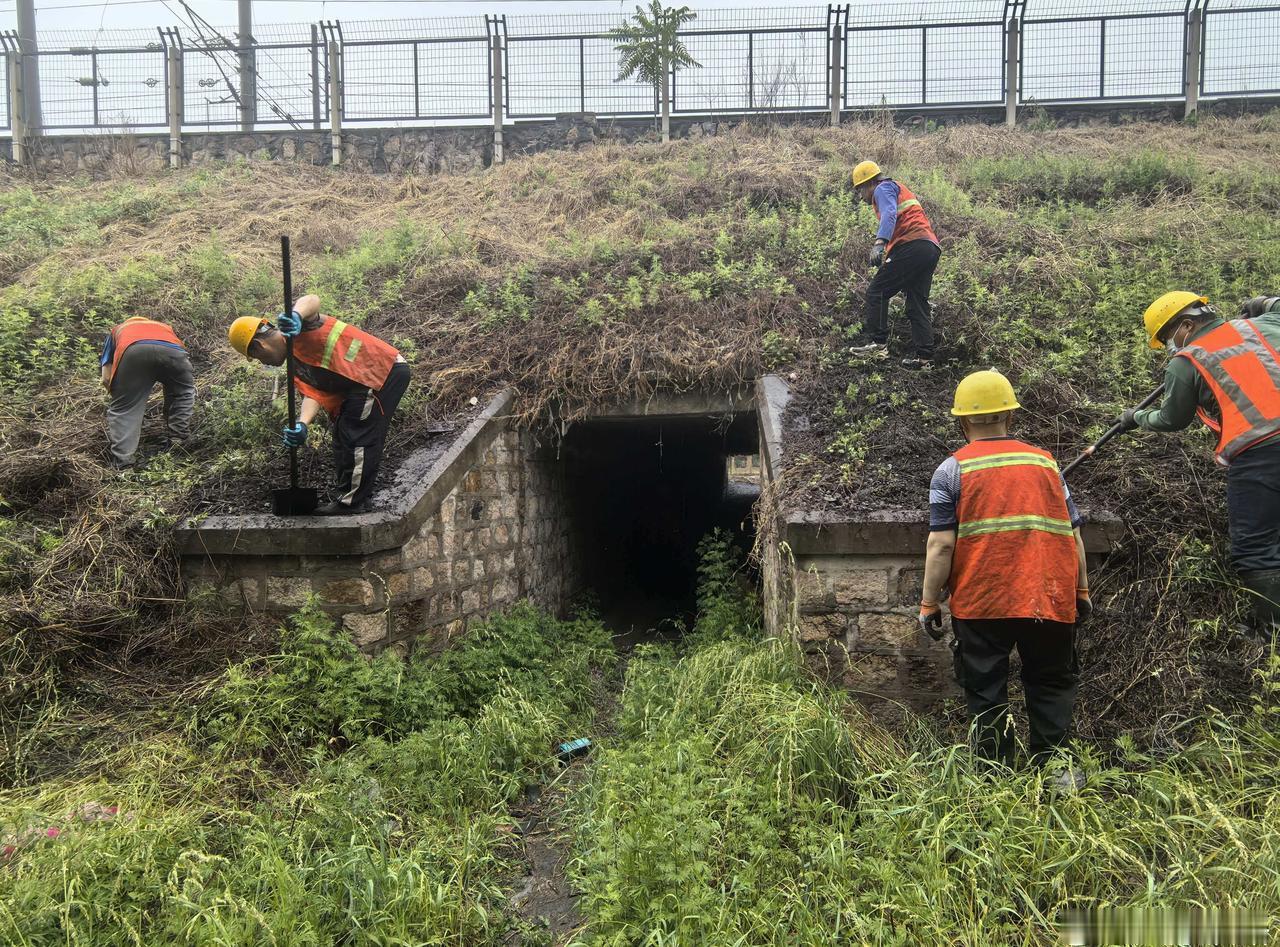 近日，我国北方多地迎来持续降雨天气。茶坞工务段全面加强管内线路设备巡查值守，仔细