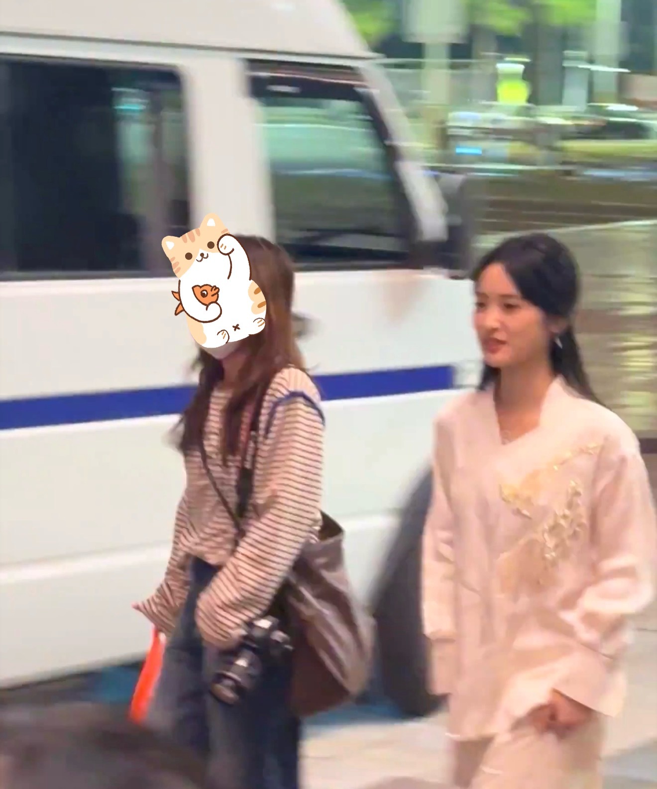 我站姐随时随地带相机，男工作人员随时随地拎大包，“昊然”姐贴身跟着，而且对镜头永