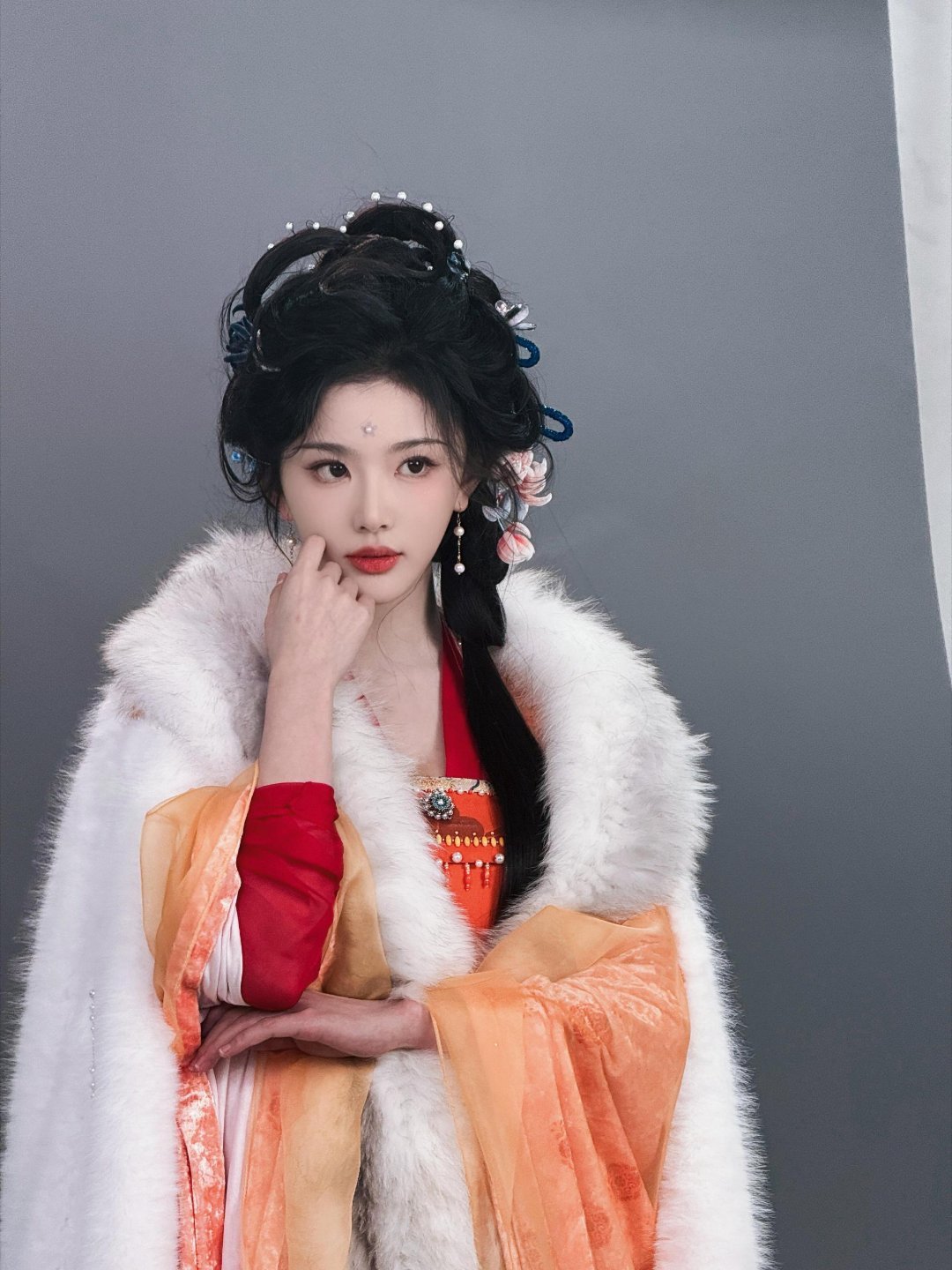 孔雪儿第一时间发现粉丝缺氧真的被孔雪儿的温柔狠狠戳中了💛机场人潮拥挤到自己都缺