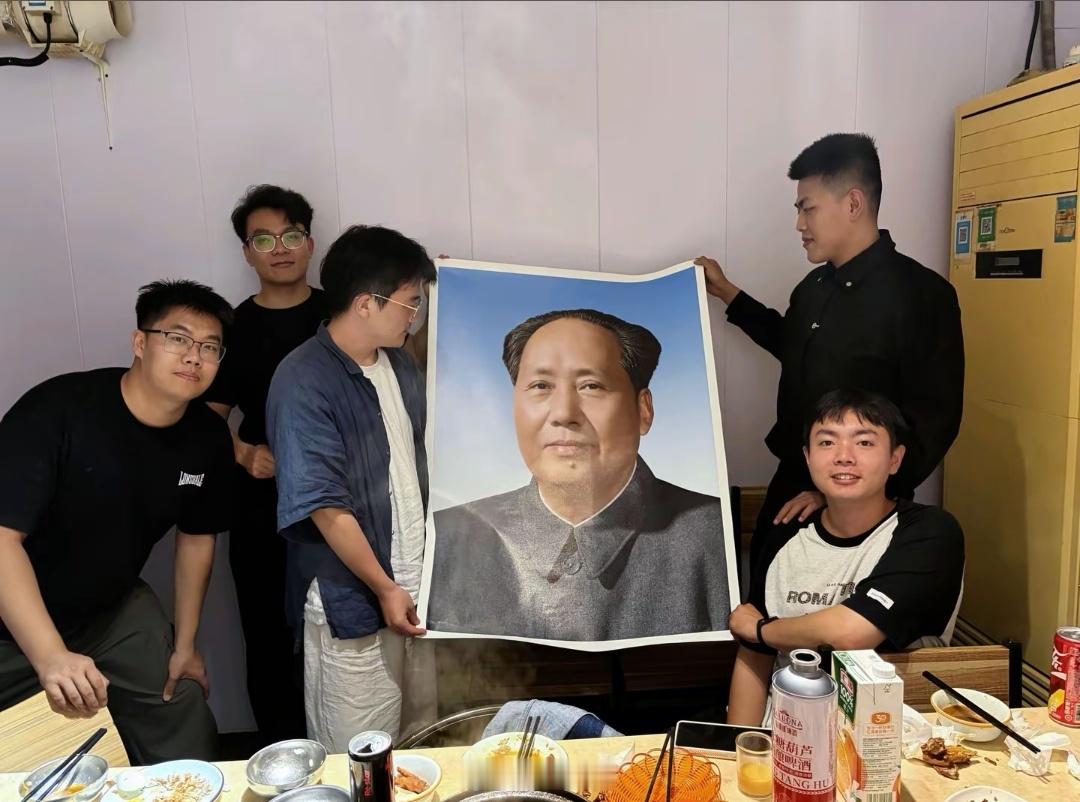 年轻人好爱他。 ​​​