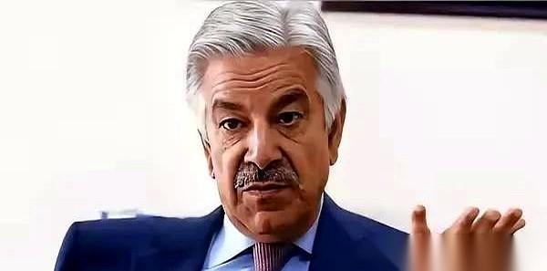 本来是来劝架的，巴基斯坦防长，结果下一秒，直接在网上指着以色列鼻子骂：
“人类的