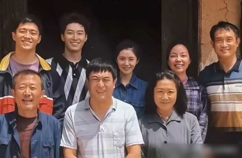 一张全家福，儿媳一身白，全家灰扑扑。

这段出自《主角》的情节我刷到好多次，每次