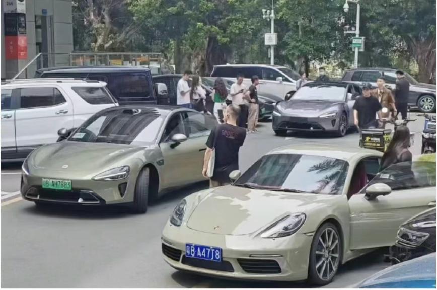 第一眼看下去：一条街三辆小米？
仔细一看：吆！蓝牌小米？
放大在一看：保时捷啊，