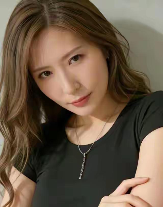 温柔甜美的自拍，黑色上衣搭配精致项链，气质满分！💖✨露肩黑上衣搭配 银灰抹胸穿