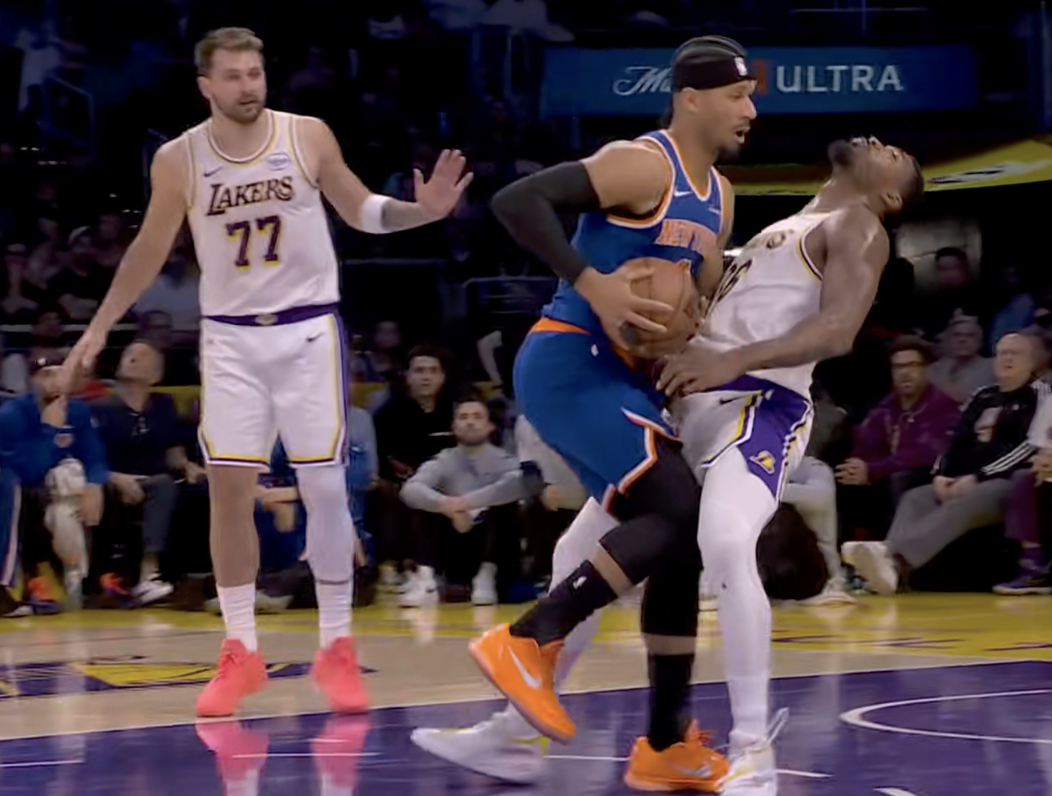 暂停了，湖人46-38尼克斯 斯玛特造了哈特进攻犯规第二节还有4分14秒尼克斯v