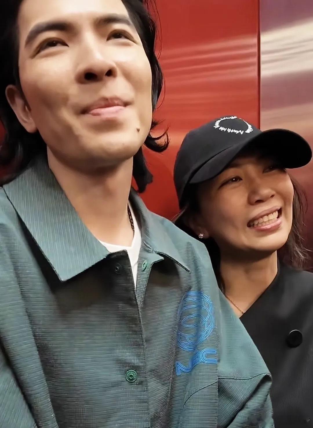 萧敬腾带老婆探班阿信、吴建豪，送上超大花篮很阔气，两口子在演唱会观众席十指紧扣，