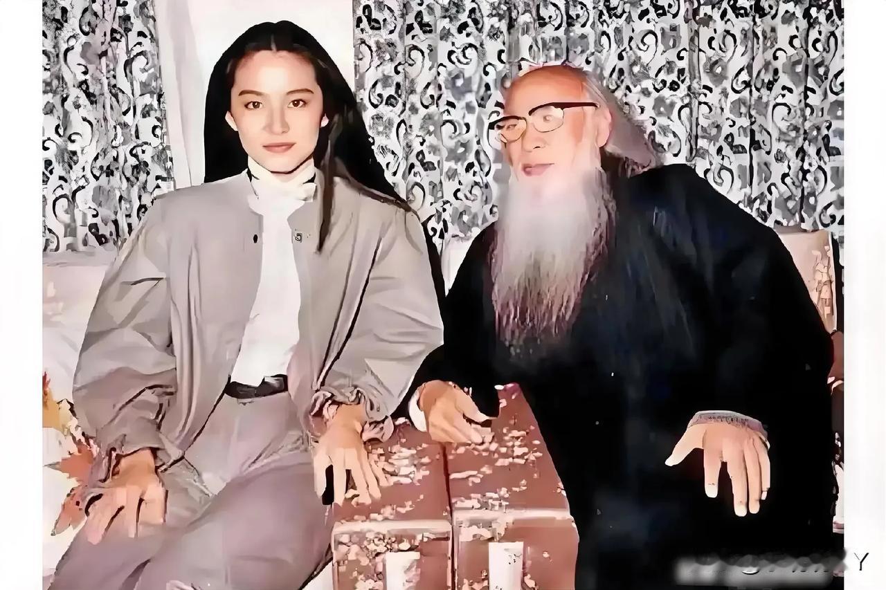 一张老照片，拍摄于1982年的台北，左边的女子是年轻时的林青霞，那时候的她正处于