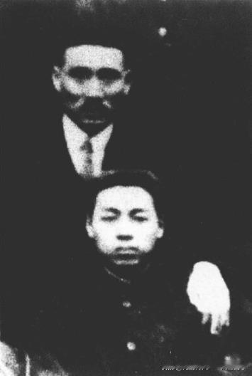 周恩来与南开学校校长张伯苓合影。