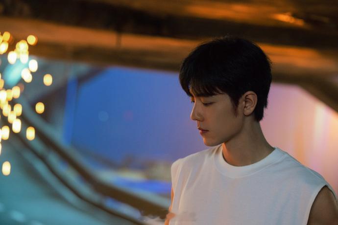 肖战不要回头MV花絮  肖战白色无袖上衣  瞧那肖战《不要回头》MV花絮，白色无