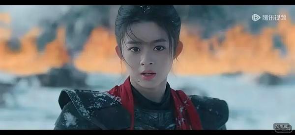 张萌冰湖重生直播哭了太珠光宝气了，下次穿朴素点再哭。选这种演女将军楚乔，怎么好意