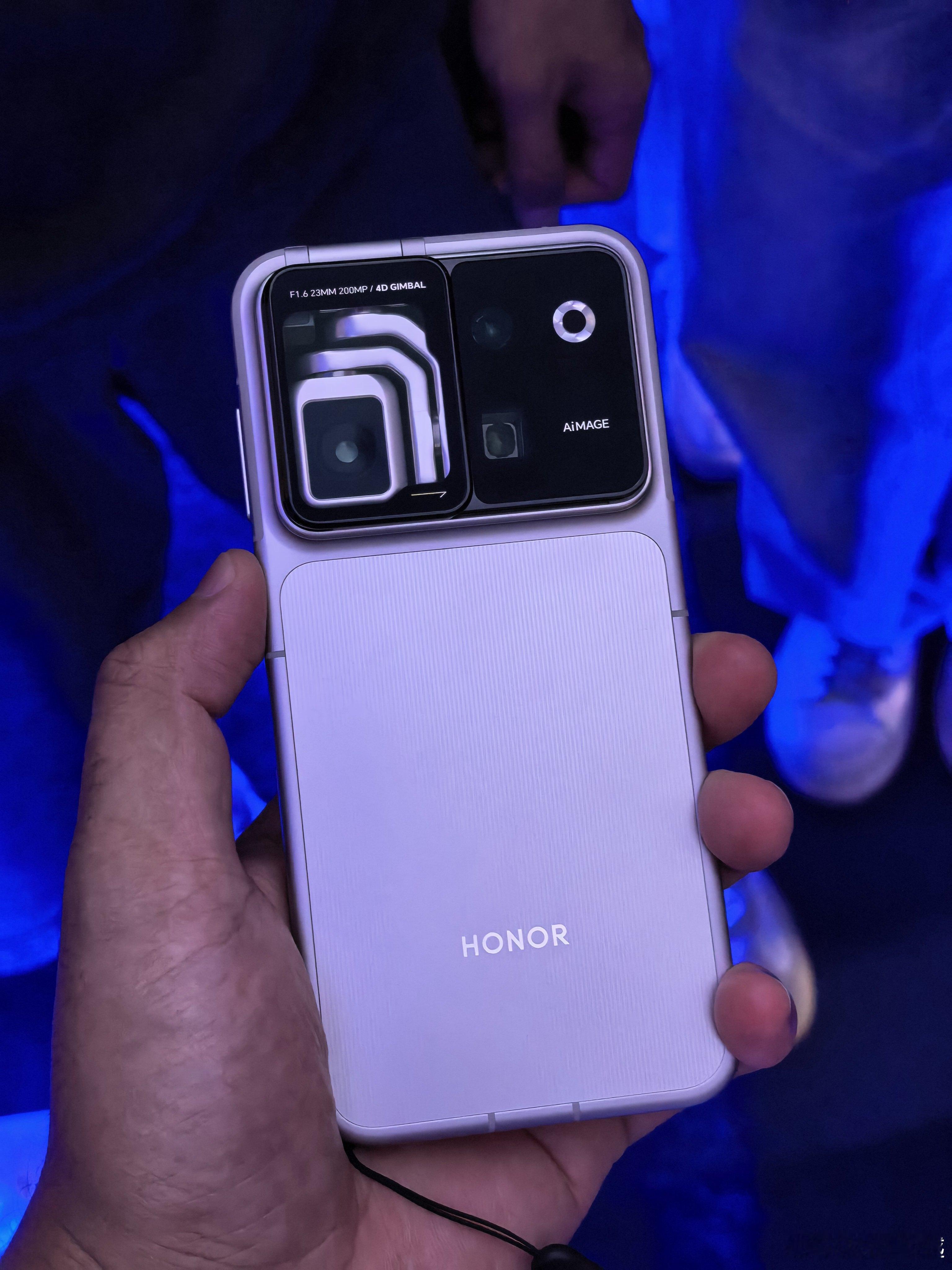 今天体验了一下荣耀Robot Phone，这手机上手的第一感觉竟然是手感好，这你