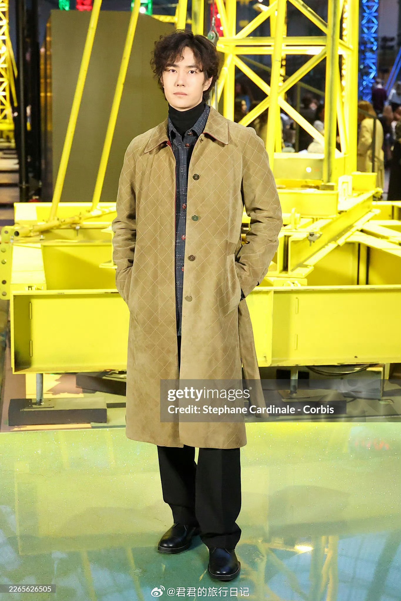 王一博现身巴黎时装周的香奈儿大秀 