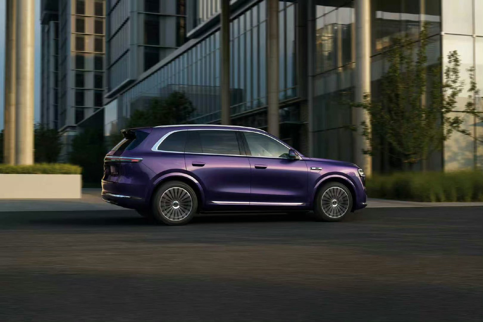 问界M7官宣夜紫新色问界M7新车色亮相专属夜紫色调划破刻板印象，新色亮相对准审美