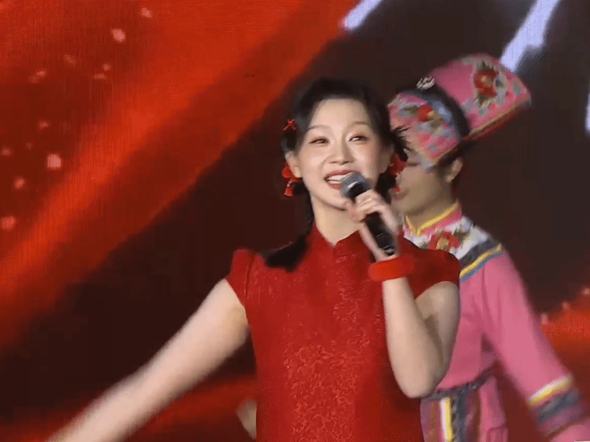 2026四川网络春晚 孙艺燃 谁能拒绝甜妹的新年祝福！孙艺燃双马尾灯笼辫配红旗袍