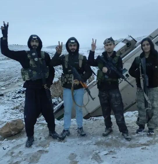 叙利亚库尔德武装和朱拉尼领导的部队又开始争夺地盘起来了，库尔德武装有着美国提供的