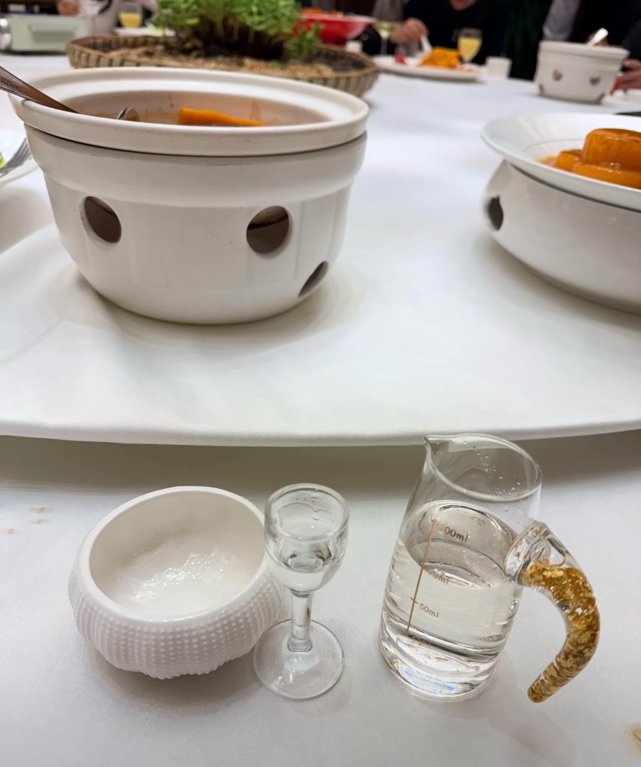 我守的不是寡，我守的是我的儿，吾儿尚幼，我全力托举，终有一天，我举杯敬自己；敬狼