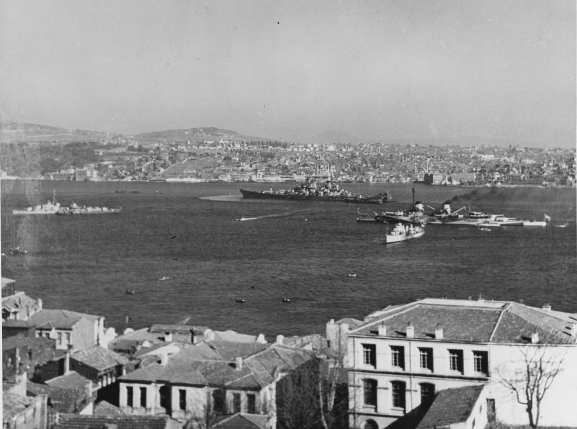 珍贵场景：密苏里号与“戈本”号战巡同框
1946年4月初，美国海军密苏里号战列舰