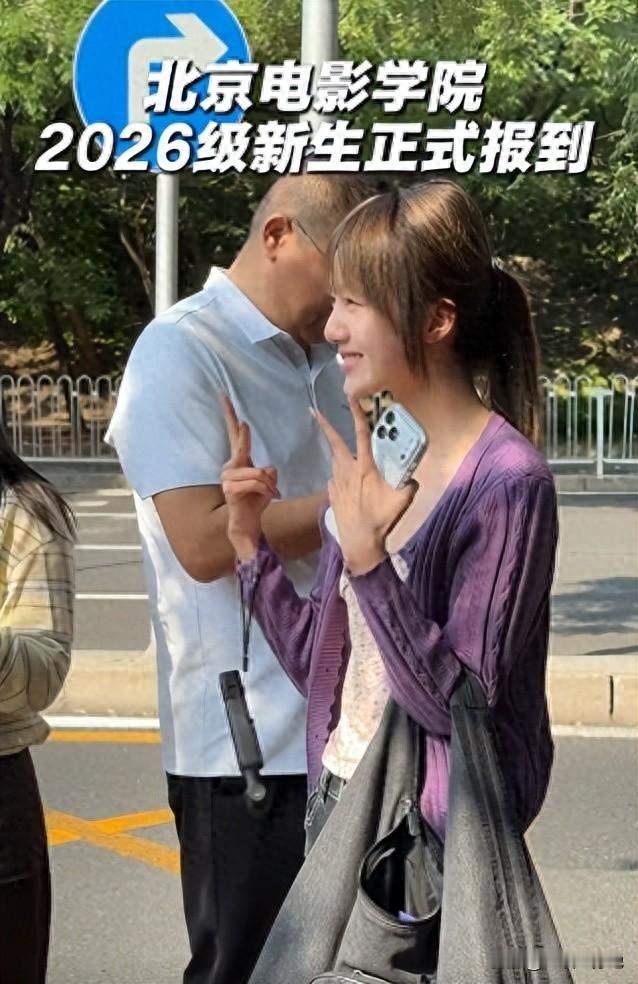 张艺兴旗下新生报到，捂脸带保镖摆谱，网友：没红先得明星病！