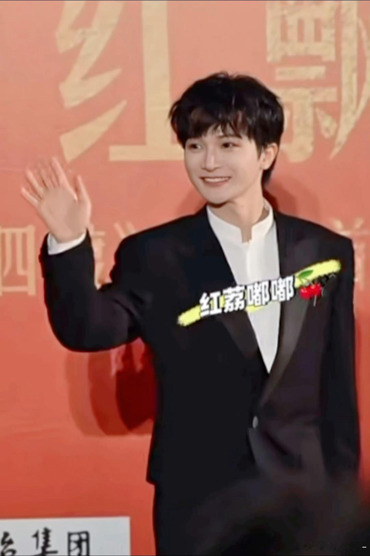 周深主打一个身份清晰 深深的自我介绍展示了他的真诚和自信，让我们看到了一个真实而