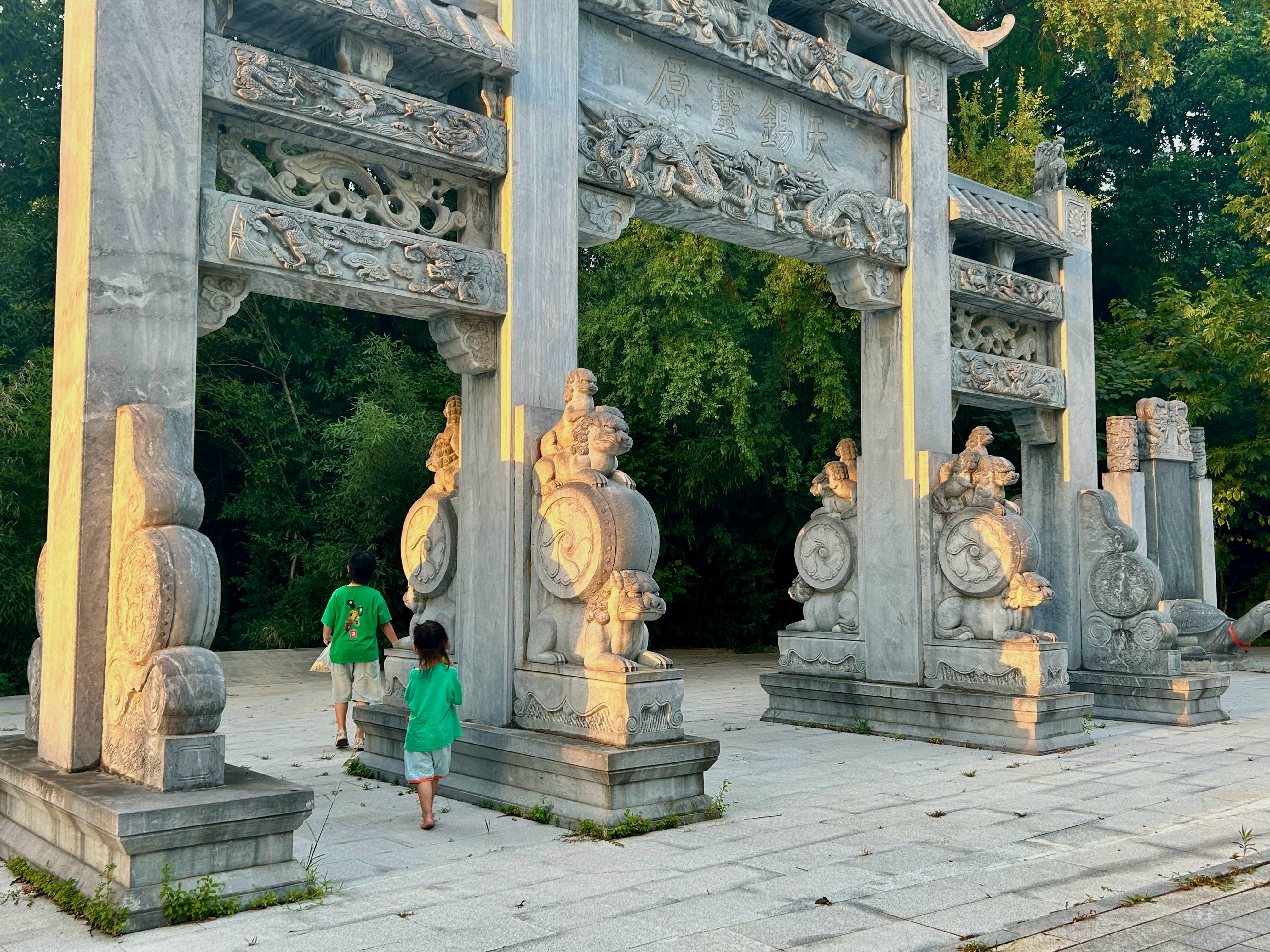 📝柚子哥哥暑假的第25天plog～晚上在校园里散步～好久没有一家人散步了🚶?