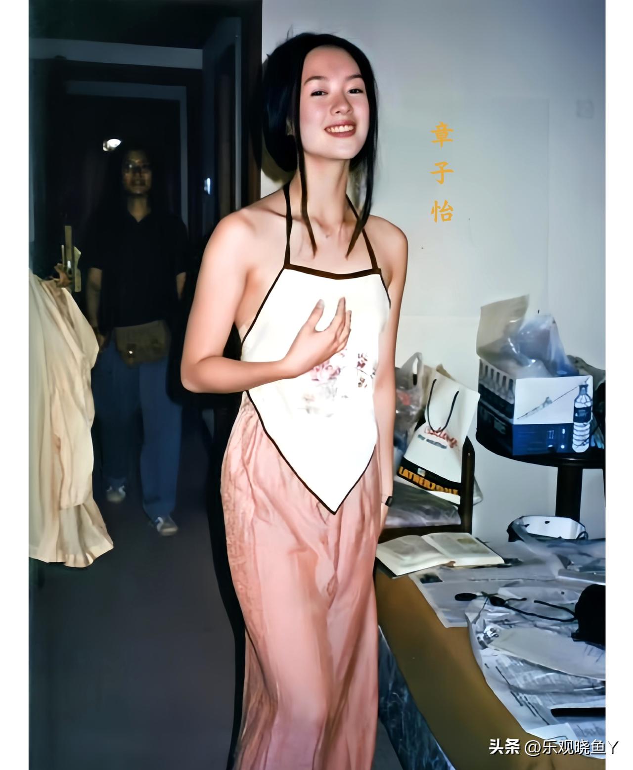 一九九七年，在学校宿舍的章子怡。时年十八岁，清纯灵动、气质迷人。