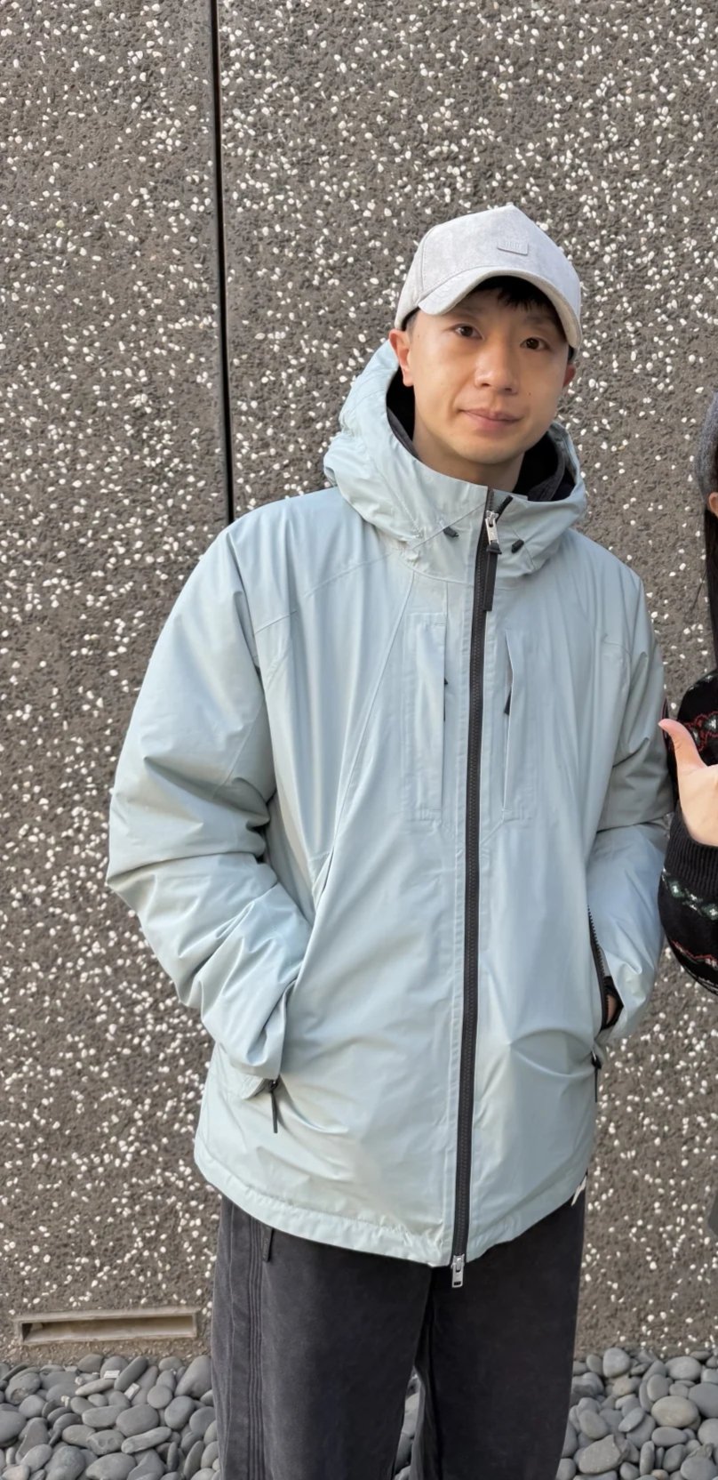 过年偶遇马龙系列还在继续 今日阿那亚专门走到人少地方摘下口罩满足大家合影